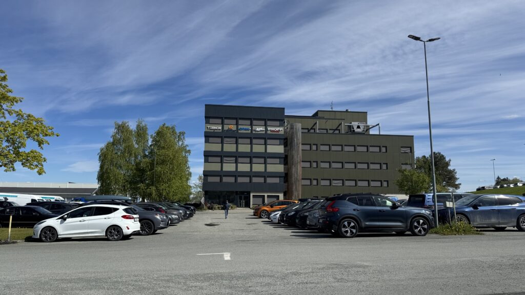 Tungavegen 30. Parkering på eiendommen