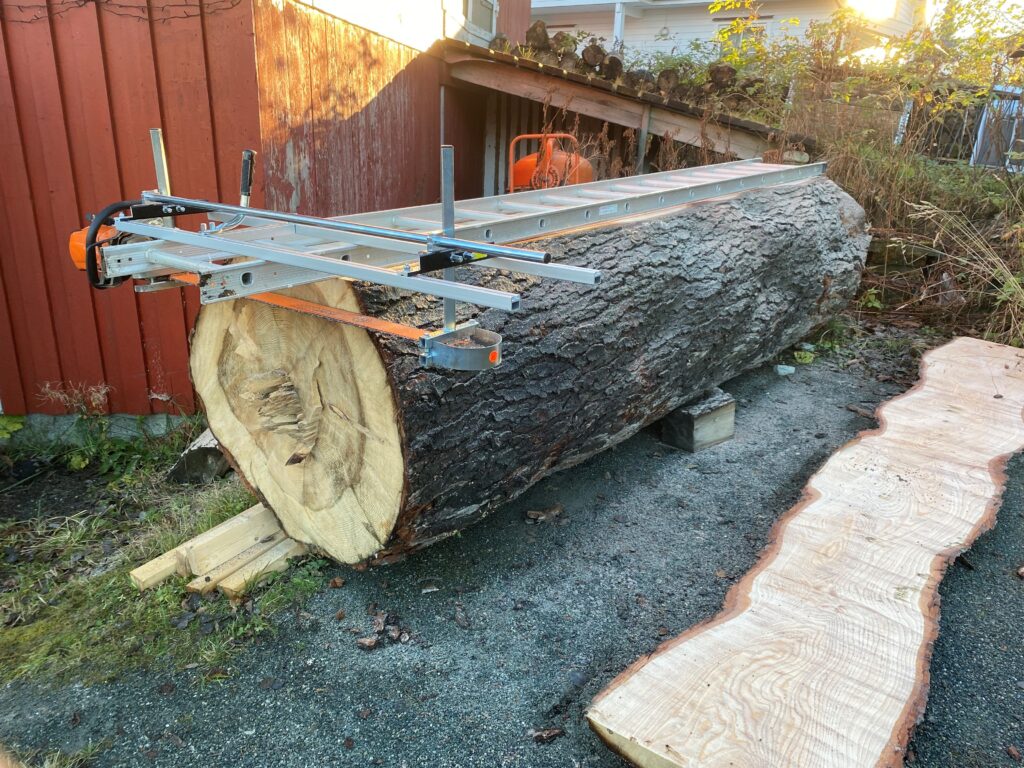 Stammen deles opp i hele plank