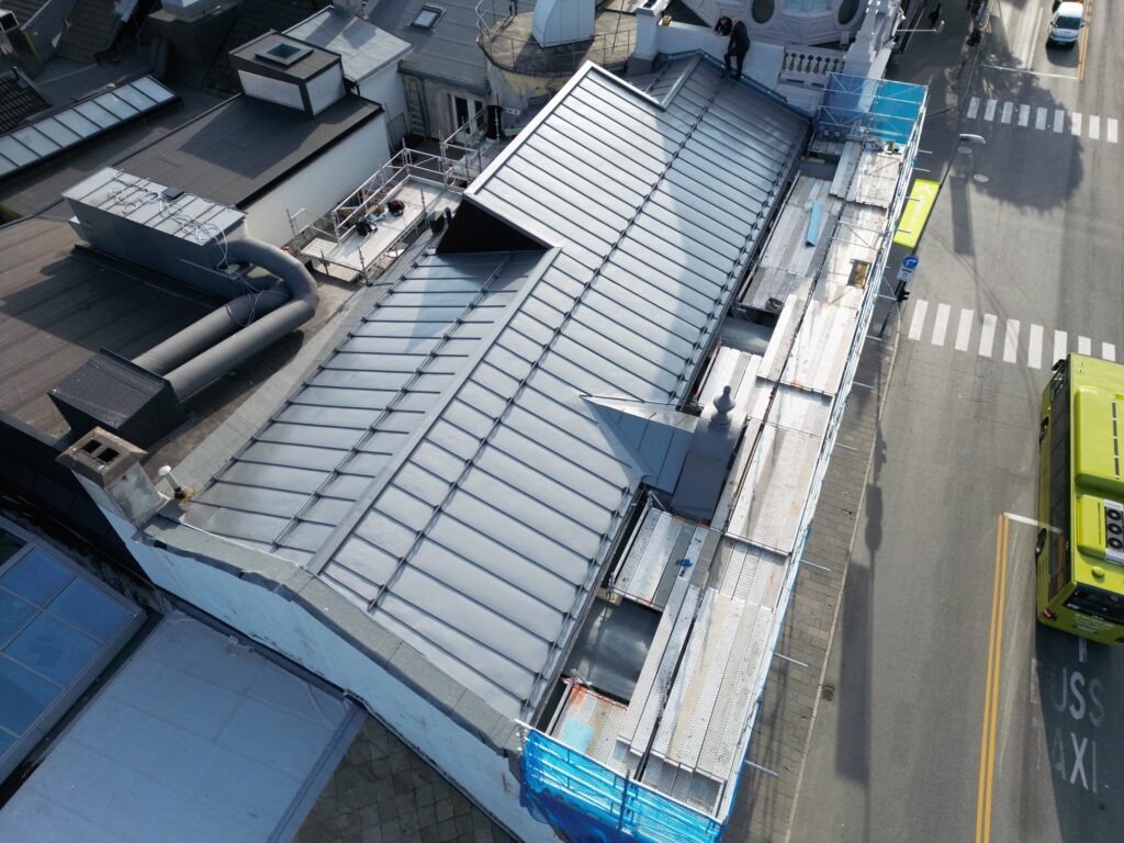 Dronebilde av taket på Mathesongården. Dronebilde av taket på Mathesongården.