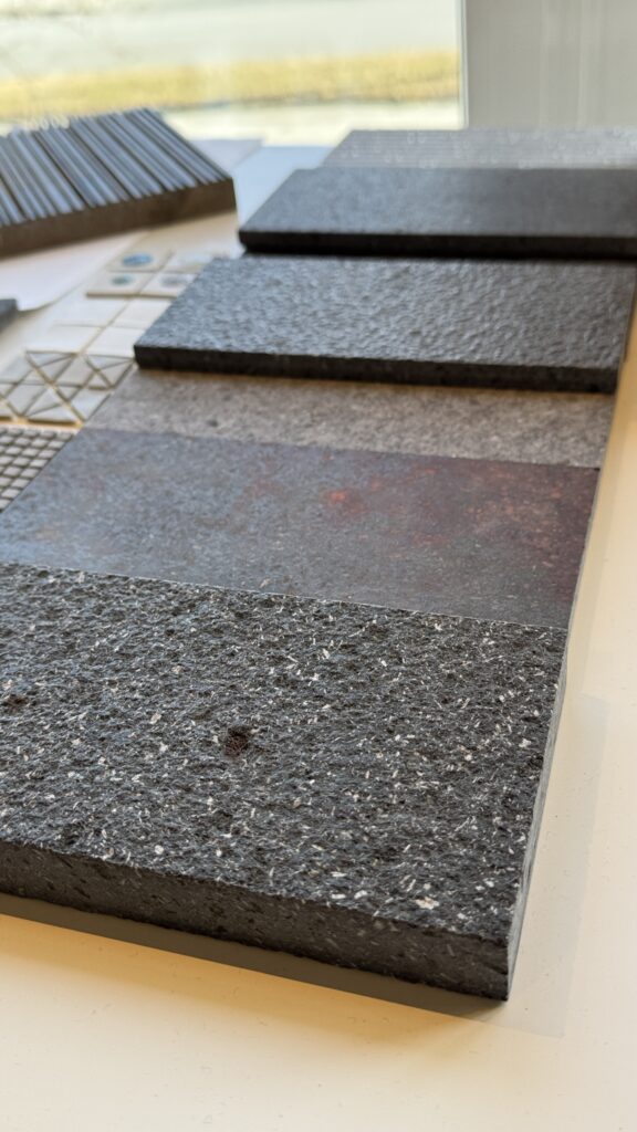 Flis laget av lava og siciliansk naturstein.