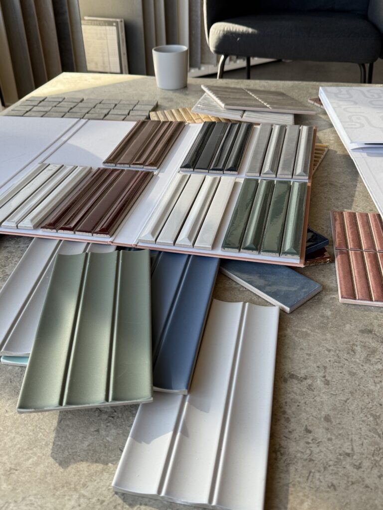 Forskjellige relieffer på flis