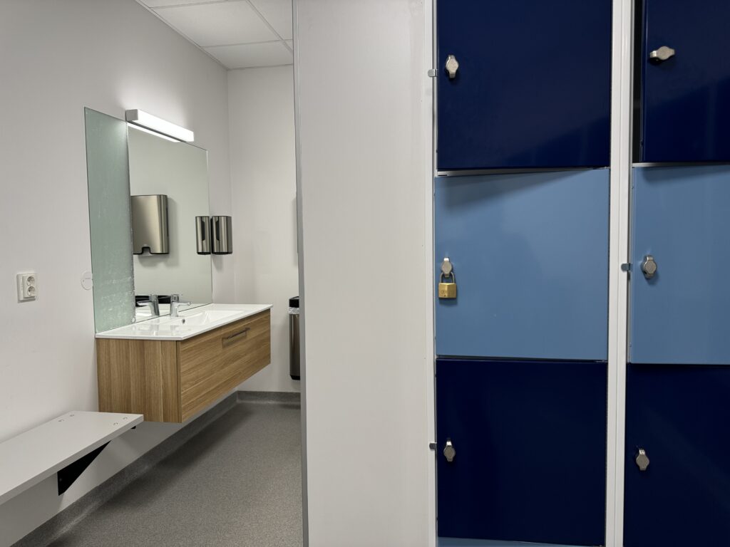 Garderobe med låsbare skap