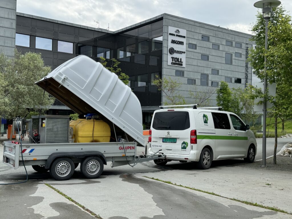 Gartnerbilen med K-heat-henger i Strinfjordvegen park