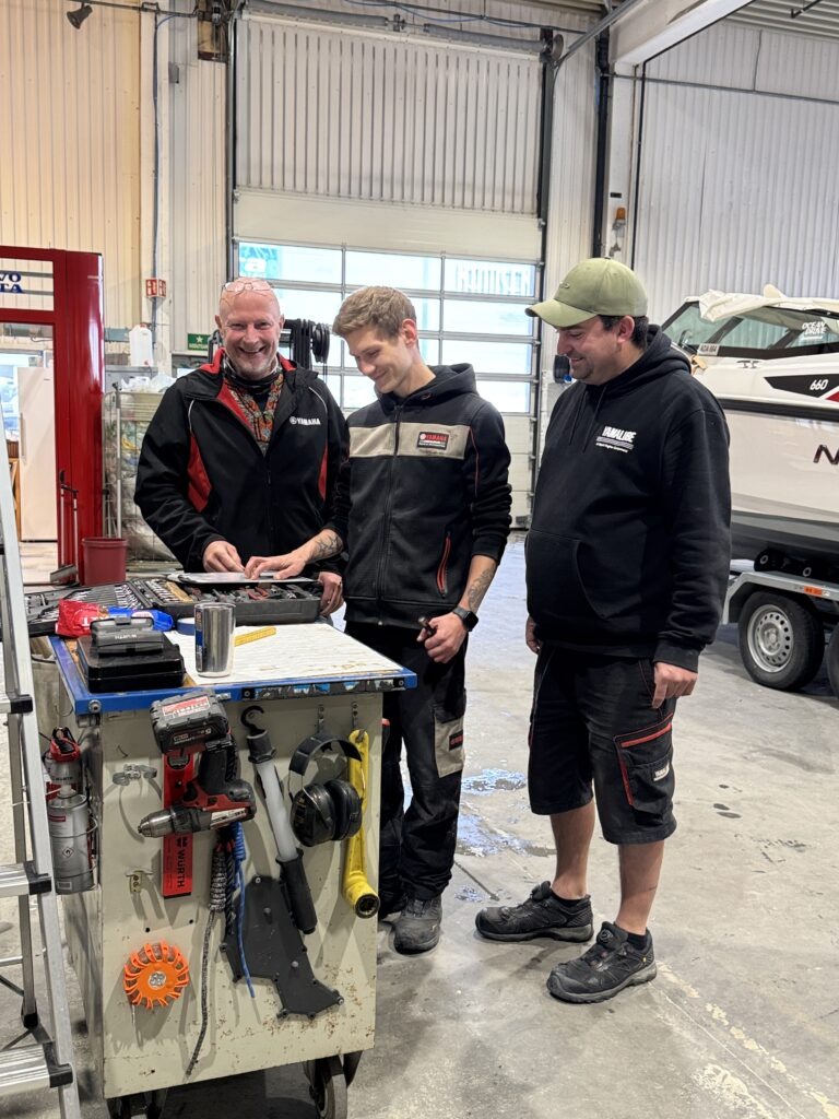 Gutta på verkstedet: Knut Ole, Oskar og Tommy.