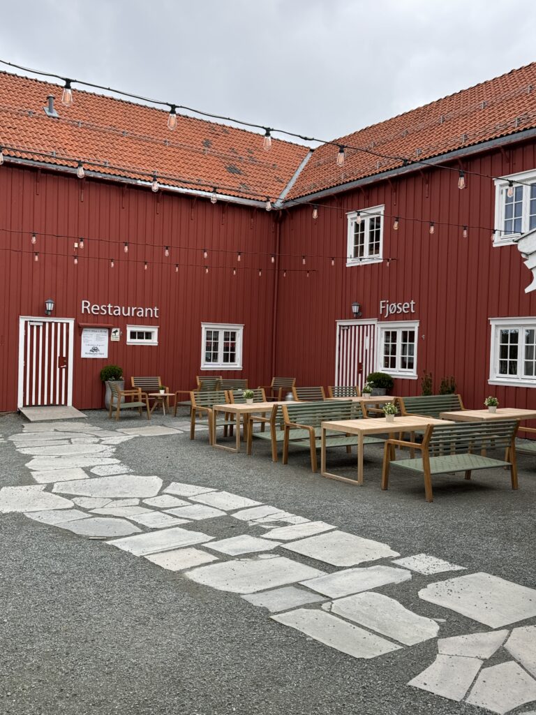Hyggelig gårdstun på Kvilhaugen Gård. Foto: Koteng Eiendom.