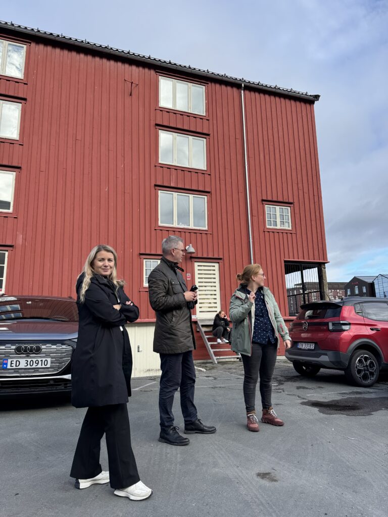 Noen bryggene vil ha et enklere fargevalg, da de i utgangspunktet var uthus, så her er geriktene malt i samme farge som veggen. Foto Koteng Eiendom.