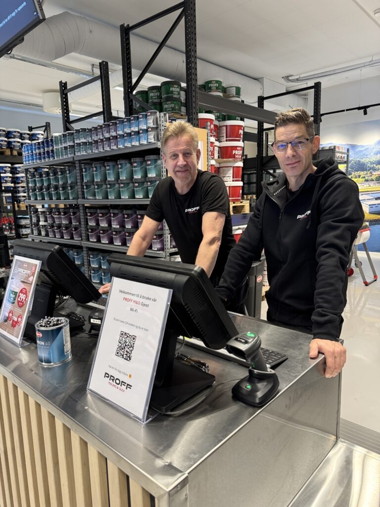 Knut og Butikkleder Knut Furberg og butikkmedarbeider Roy Dahlø ønsker velkommen!