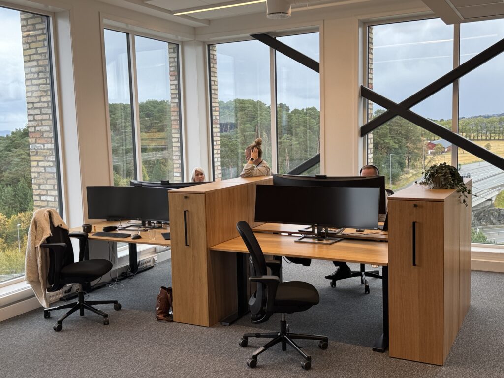 Kontoret har også flere åpne landskap Kontoret har også flere åpne landskap