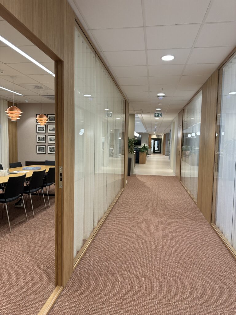 Hyggelige kontorarealer, med møterom og sosiale soner