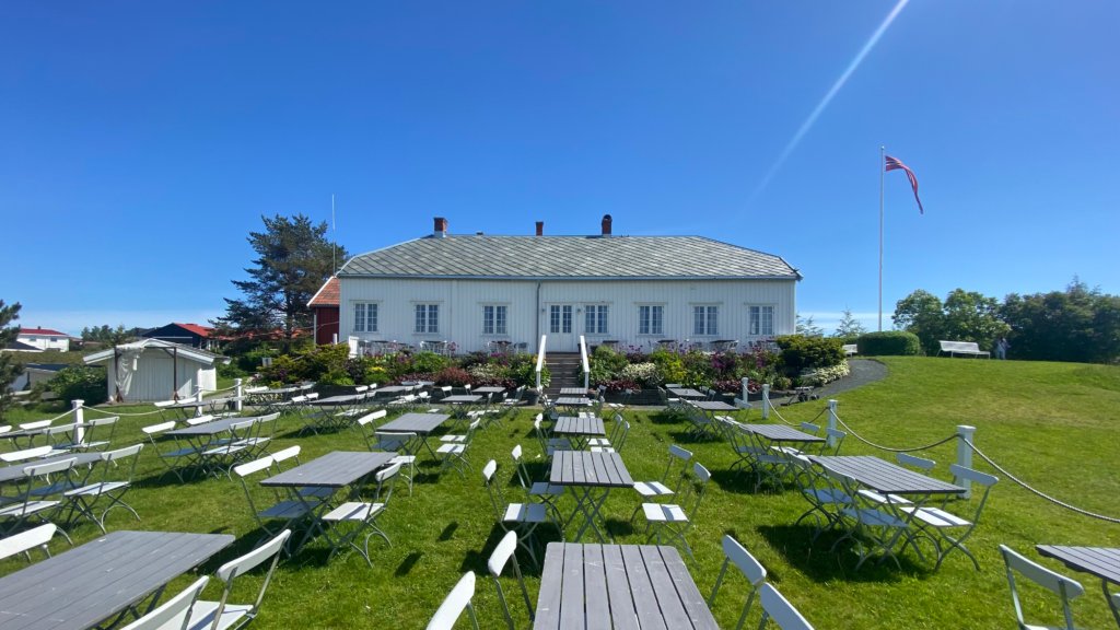 Kvilhaugen Gård på toppen av Blussuvollsbakken. Foto: Koteng Eiendom.