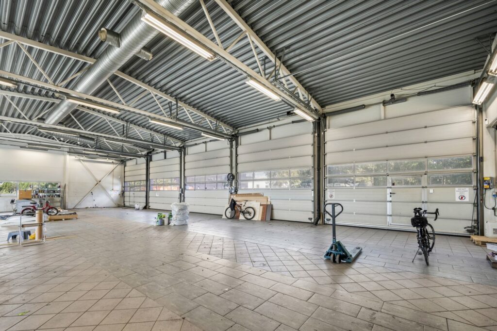 Lagerhall med flisgulv. Foto Norion