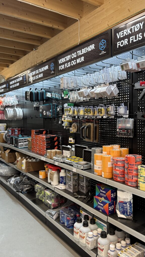 Her tilbys også verktøy og tilbehør for flis og mur.