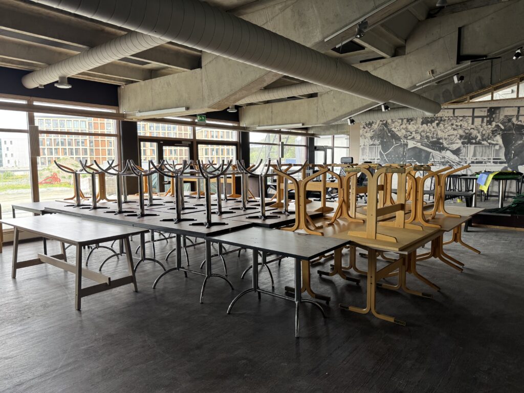 Mye bord, en skiskytterklubb fornyet lokalet med 12 nye bord fra den gamle Travbanen
