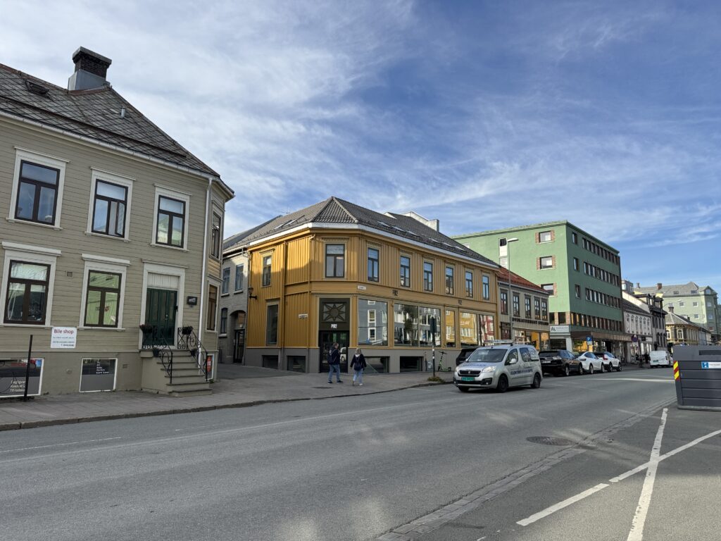 Nymalte hus på Rekke og rad.