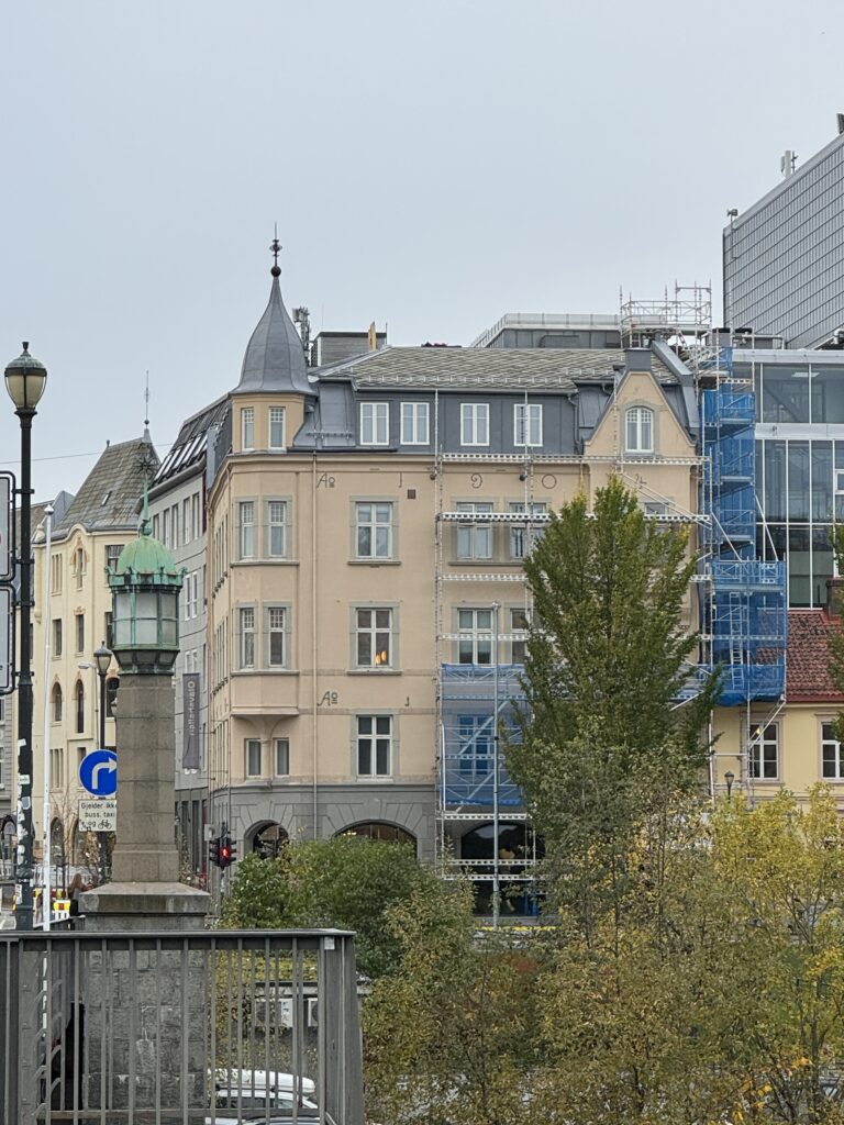 Nytt tak i Kjøpmannsgata 42 Nytt tak i Kjøpmannsgata 42