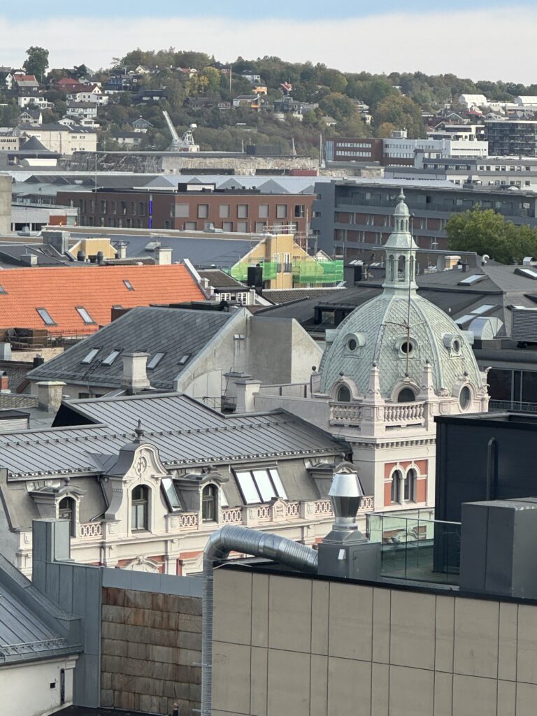 Nytt tak på OTG 16 Mathesongården sett fra taket på Nordre gate 12.