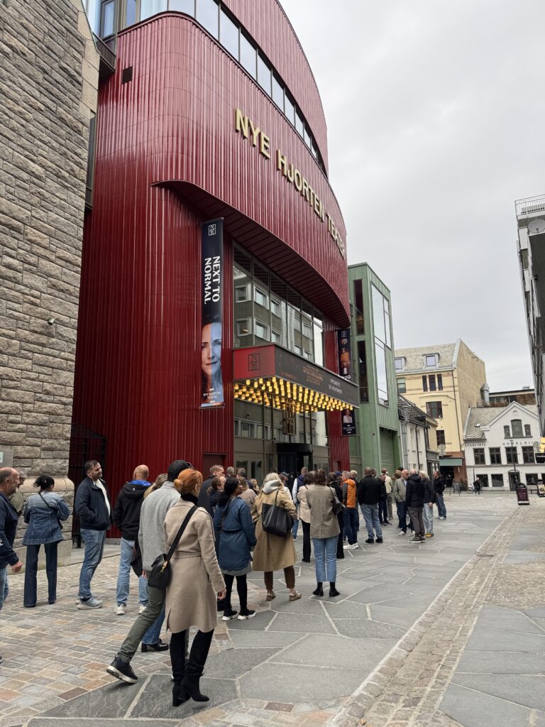Nye Hjorten teater føyer seg fint inn blant de eksisterende byggene i Apotekerveita.