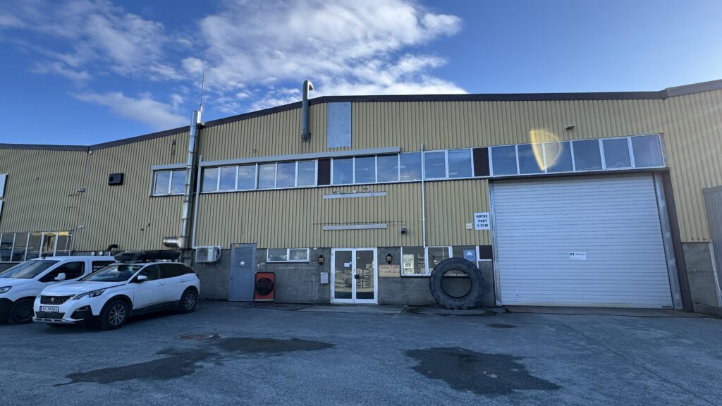 Øysandvegen 237 Øysandvegen 237. Inngang til kontoretasje og port til lager.