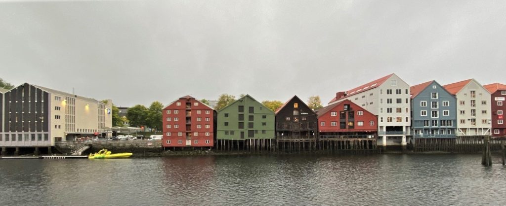 Bryggerekka i Trondheim - Panorama bilde. Ved Nidelvens bredd. Foto: Koteng Eiendom AS