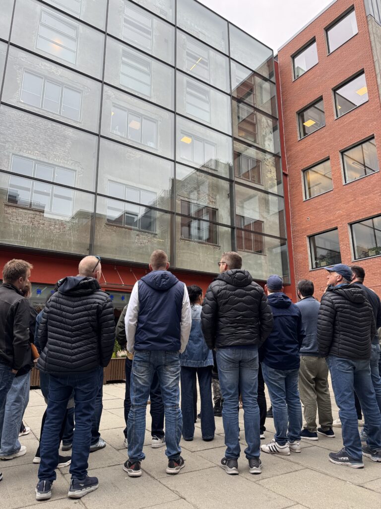 Vi får ros av Arkitekt Svein Skibnes, ang glassveggen Borkeplassen. En god idé for å ivareta historien (bybrannen) og samtidig ha en isolerende effekt.