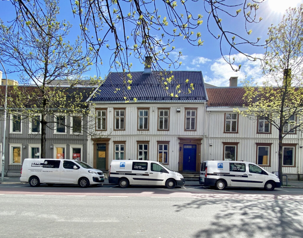 Søndre gate 7, 9 og 11. Fasader før skraping og maling