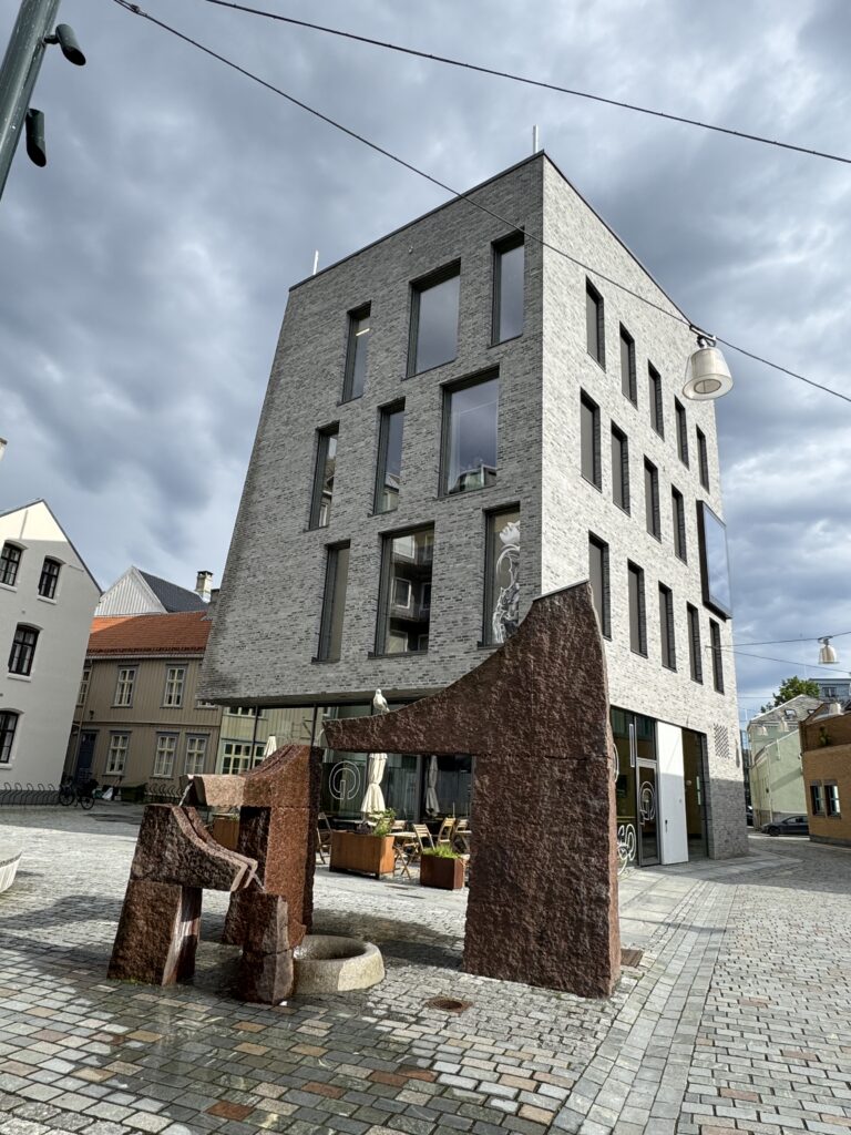 Skulptur og fontene
