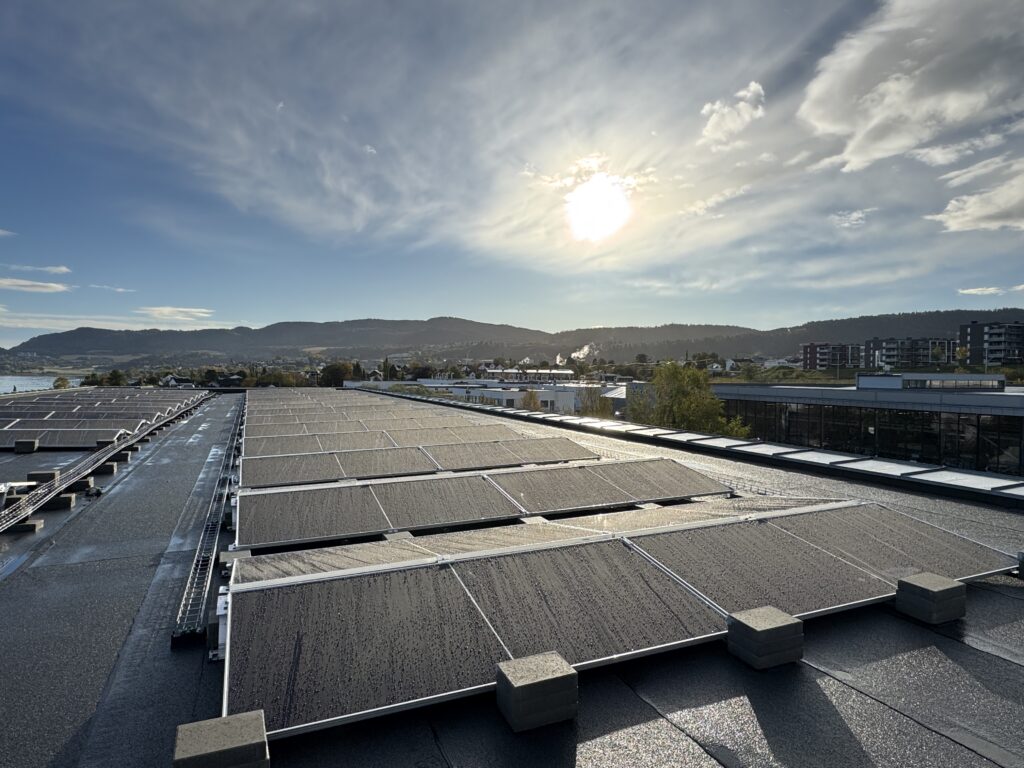 Solcelleanlegg på taket i Strindfjordvegen 1. Foto Koteng Eiendom