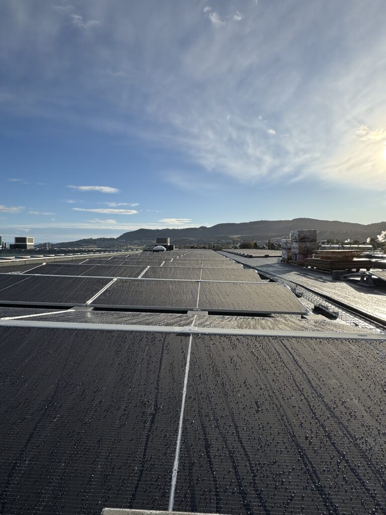 Solcelleanlegg på taket i Strindfjordvegen 1. Foto Koteng Eiendom