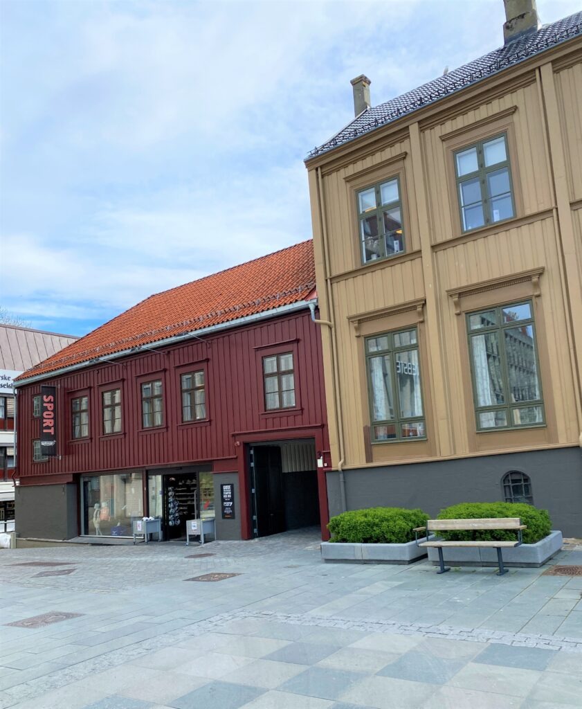 Hovedhus og "uthus".