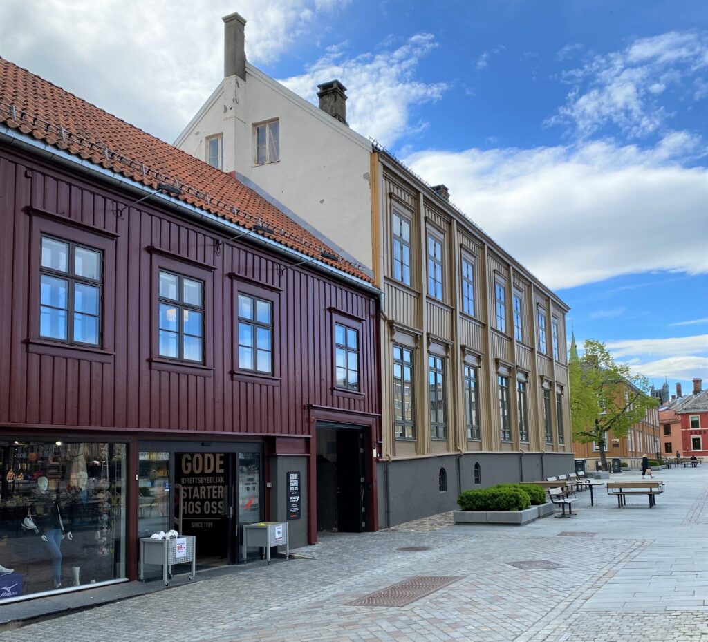 Sommerveita 3 er i Utgangspunktet uthuset i Sommergården. Derfor har det fått en enklere fargepalett enn hovedhuset som er rikere utsmykket