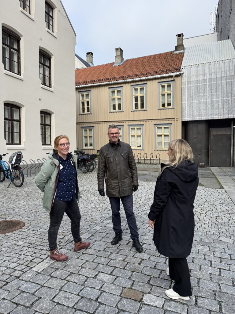 Roy Åge Håpnes og Silje Taftø Pettersen på befaring med Leder for vedlikehold og ombygging; Tone Haugan. Foto Koteng Eiendom