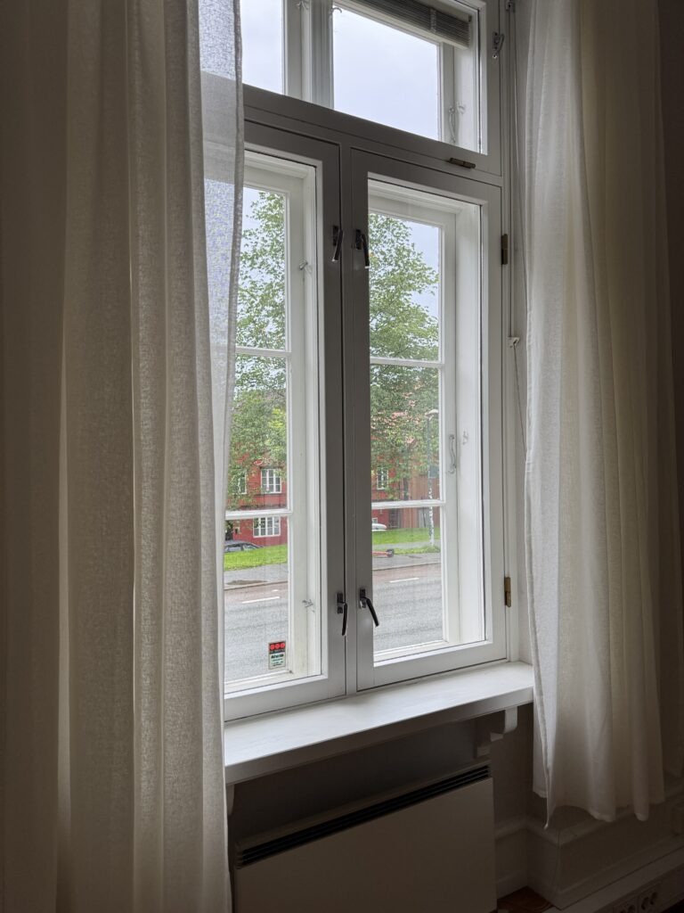 Store hyggelige vinduer mot gata og bryggene