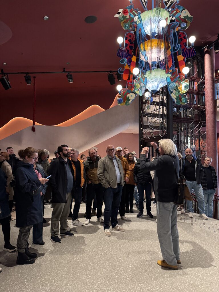 Svein Skibnes forteller om interiøret i Nye Hjorten Teater