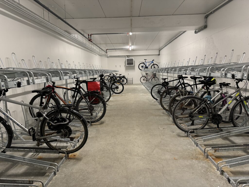 Sykkelparkering innendørs i kontorbygg i Trondheim
