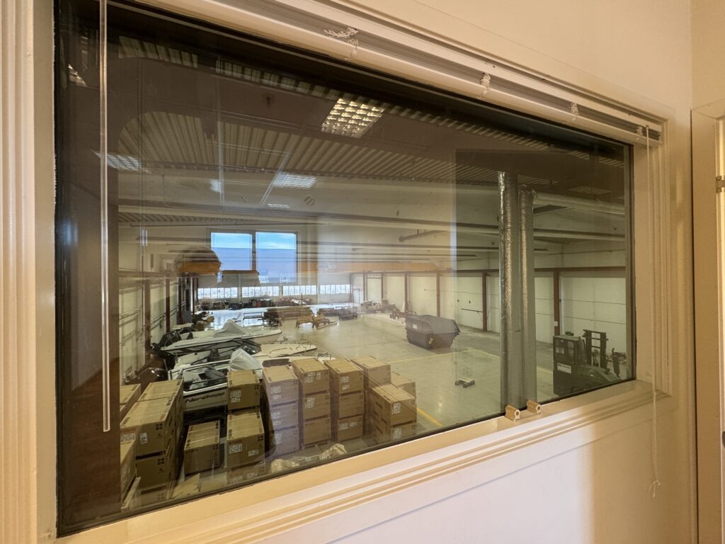 Utsikt over lager Lageret sett fra messanin-/kontoretasje