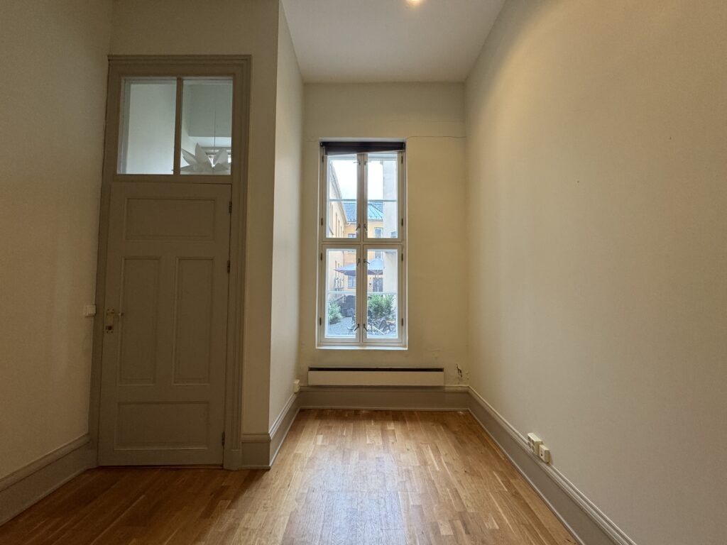 Mulighet for kontorplass ved vinduet.