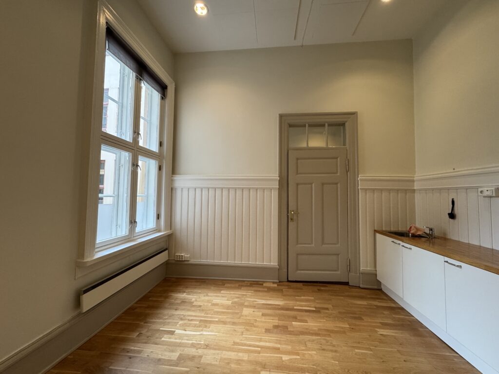 Kontor med vindu inn mot bakgården.