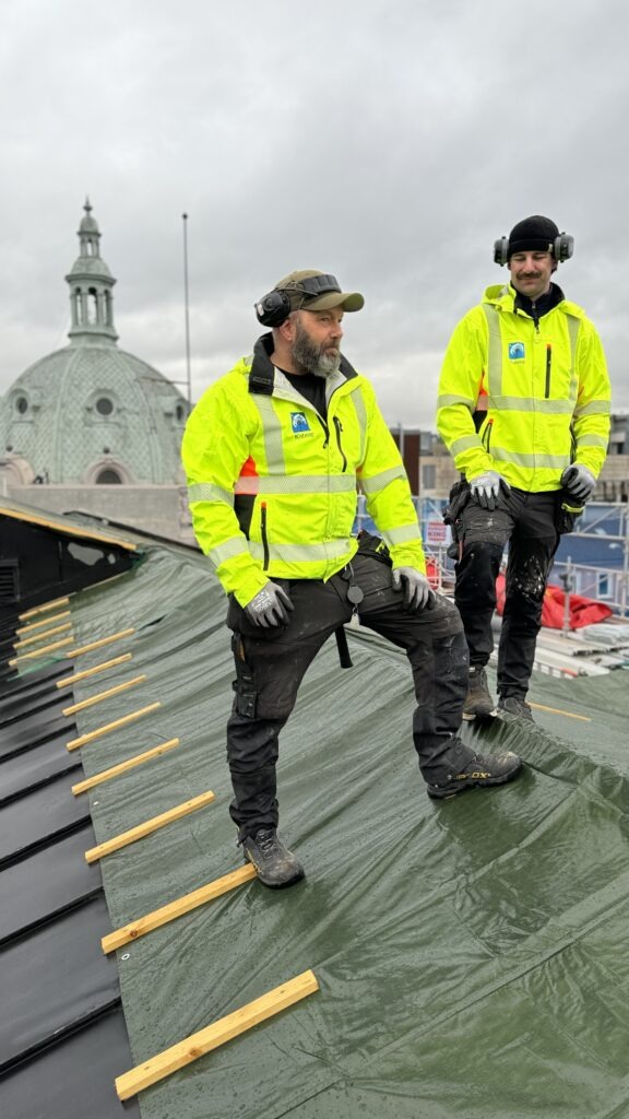 robert og Fredrik på taket Robert og Fredrik på taket i Mathsongården under rehabilitering.